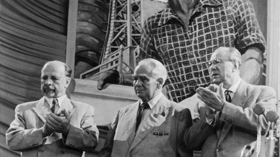 1958 год. Партийный съезд в Восточном Берлине. Вальтер Ульбрихт и Вильгельм Пик (на фото вместе с Отто Гротеволем — крайний справа) могли вернуться из Москвы в руки гестапо, но вернулись во главу ГДР
