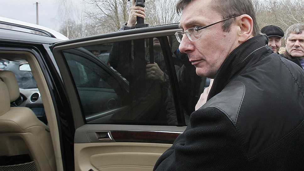 Экс-глава МВД Юрий Луценко был помилован президентом Виктором Януковичем и выпущен на свободу