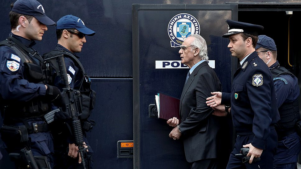 Бывший министр обороны Греции Акис Цохадзопулос (в центре) убежден, что стал жертвой заговора политических оппонентов