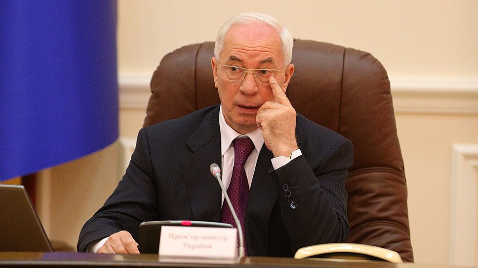 Премьер Николай Азаров пообещал пристально следить за эксплуатацией автодорог 