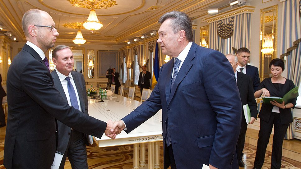 Арсений Яценюк (слева) и Виктор Янукович нашли чем обменяться при встрече 