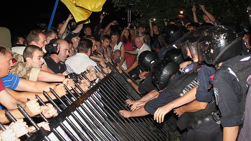 Милиционеры Святошинского РОВД не смогли оградить себя от атаки оппозиционных активистов 