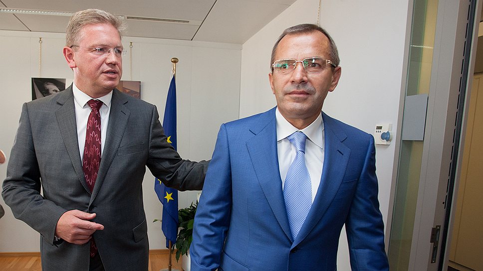 Еврокомиссар Штефан Фюле (слева) решил поддержать секретаря СНБО Андрея Клюева, отметив ряд позитивных шагов Украины