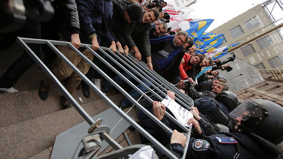 Представители оппозиции пытались помешать заседанию Киевсовета, что привело к массовым столкновениям с охранявшими здание сотрудниками милиции