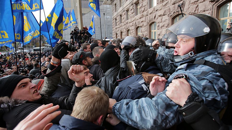 Представители оппозиции пытались помешать заседанию Киевсовета, что привело к массовым столкновениям с охранявшими здание сотрудниками милиции