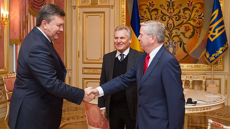 Виктора Януковича ждет еще одна, на этот раз экстренная встреча с Патриком Коксом (справа) и Александром Квасьневским (в центре) 