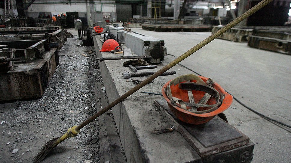 Цеха Стахановского вагоностроительного завода пустеют из-за санкций российского регулятора железнодорожного транспорта
