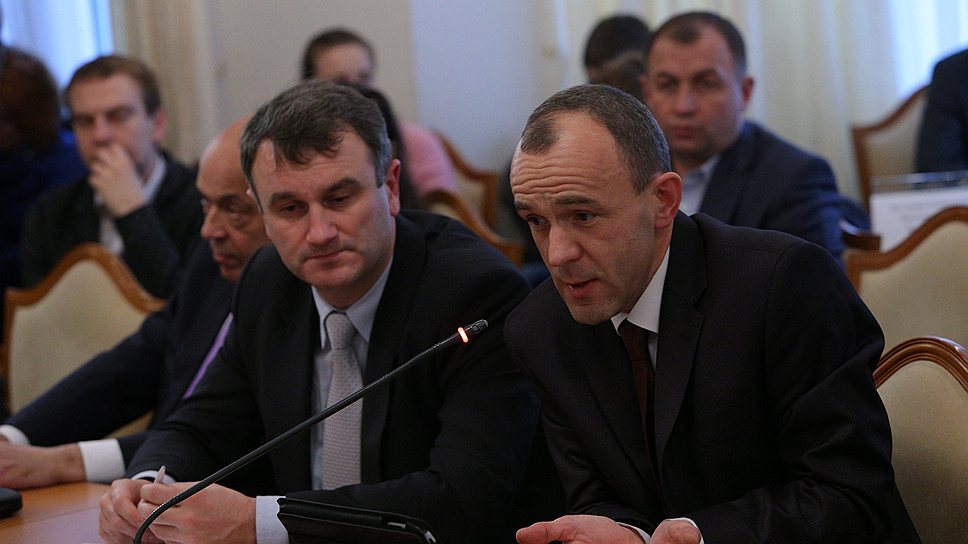 Все просьбы народного депутата Андрея Кожемякина (справа) подать единый законопроект остались без внимания его политических оппонентов