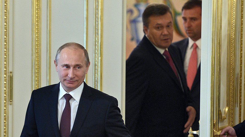 Закрытие окна в Европу открывает для президента Виктора Януковича (в центре) дверь в Таможенный союз