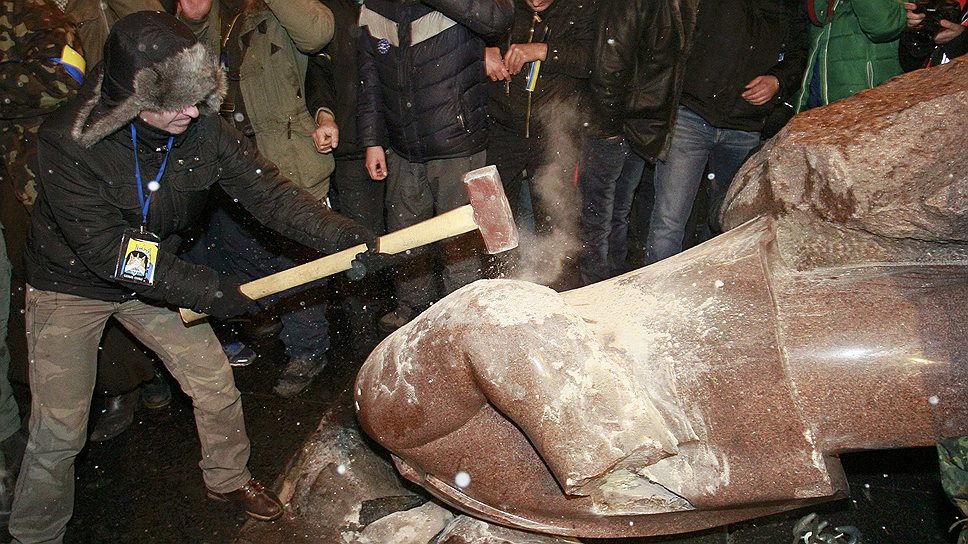 Кульминацией протестов стало разрушение памятника Ленину на Бессарабской площади
