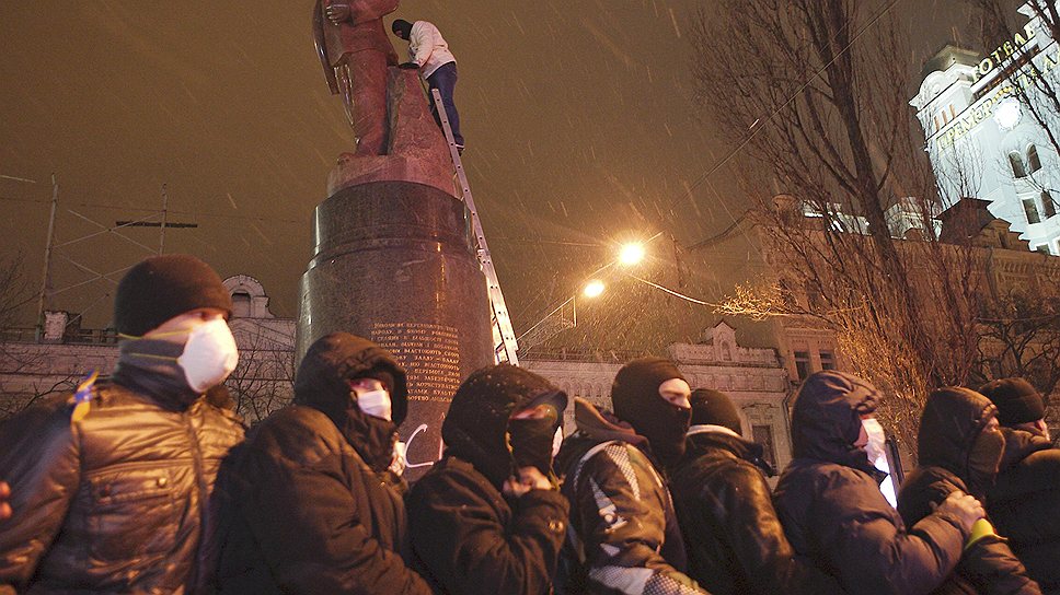 Кульминацией протестов стало разрушение памятника Ленину на Бессарабской площади