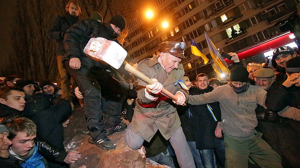 Самый сильный удар участники сегодняшних протестов нанесли по главному памятнику Ленину в стране
