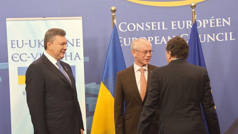 Президент Еврокомиссии Жозе Мануэл Баррозу (справа) и глава Европейского совета Херман ван Ромпей (в центре) решили держать с Виктором Януковичем дистанцию