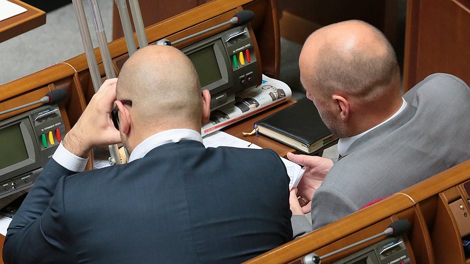 Суд позволил совладельцам корпорации АИС Василию Полякову (справа) и Дмитрию Святашу уклониться от выполнения своих обязательств 