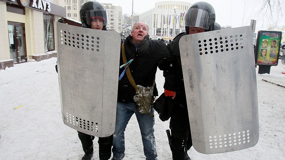 Парламентское большинство решило, что залогом выхода на свободу задержанных активистов Майдана должно стать освобождение захваченных ими зданий и улиц  