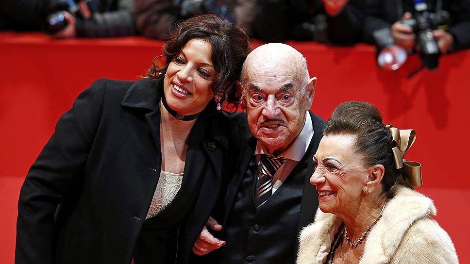 Кинорежиссер Артур Браунер со своей женой Марией (слева) и дочерью Эллис (справа) на показе фильма &quot;Отель &quot;Гранд Будапешт&quot;&quot; во время 64-го Международного кинофестиваля в Берлине