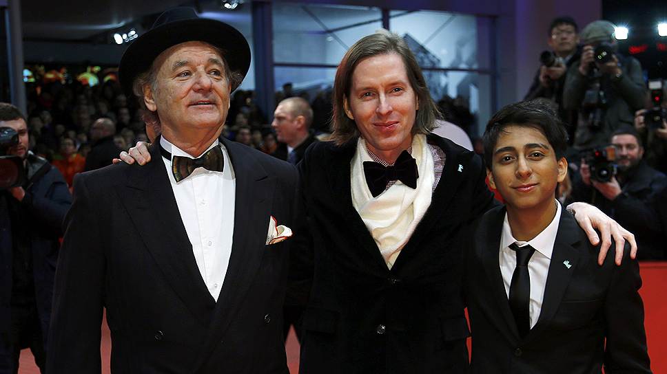 Актеры Билл Мюррей (слева), Тони Револори (справа) и режиссер Уэс Андерсон (в центре) на показе фильма &quot;Отель &quot;Гранд Будапешт&quot;&quot; во время 64-го Международного кинофестиваля в Берлине