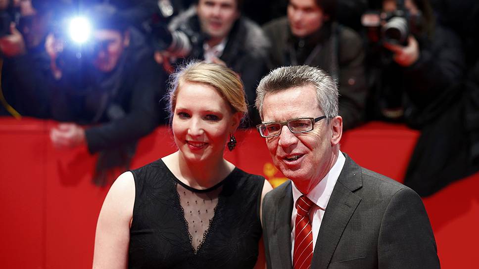 Министр внутренних дел Германии Томас де Мезьер и его дочь Нора на показе фильма &quot;Отель &quot;Гранд Будапешт&quot;&quot; во время 64-го Международного кинофестиваля в Берлине