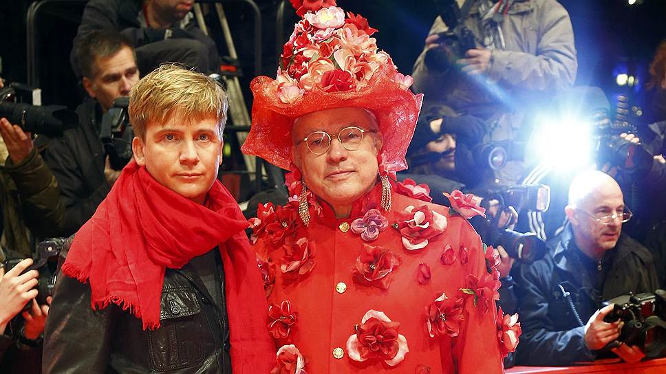 Немецкий кинорежиссер, сценарист, продюсер, актер и гей-активист Роза фон Праунхайм (справа) на показе фильма &quot;Отель &quot;Гранд Будапешт&quot;&quot; во время 64-го Международного кинофестиваля в Берлине