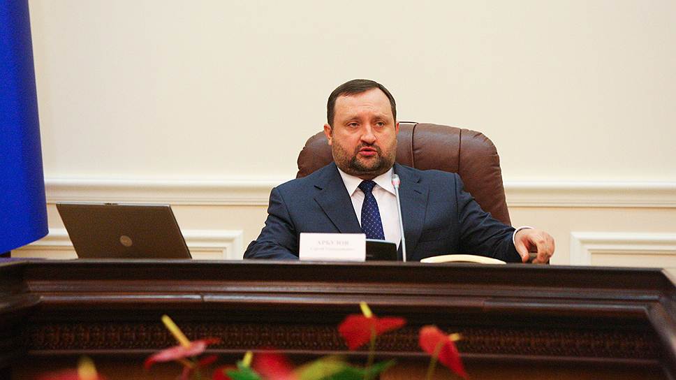 И.о. премьер-министра Сергей Арбузов уверенно обосновался в кресле главы правительства 