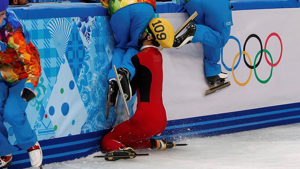 Шорт-трек. Женщины, 500 м, финал. Китаянка Кесин Фан зацепила волонтеров олимпиады