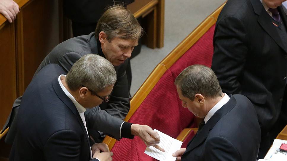 Сергей Соболев, слева вверху, попытался донести до оппонентов, парламентского большинства, важность проведения конституционной реформы.
