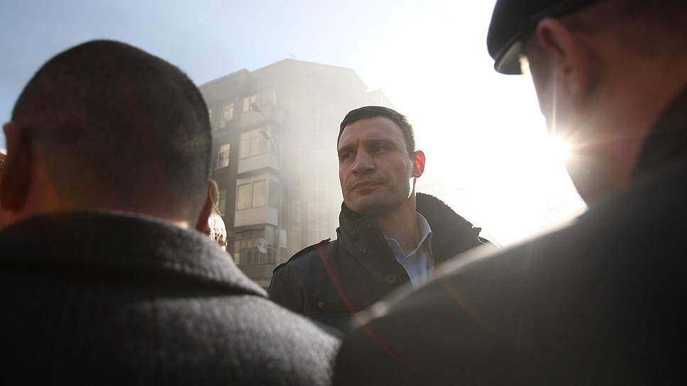 Евромайдан. Противостояние в правительственном квартале. Виталий Кличко (в центре) на улице Шелковичной.
