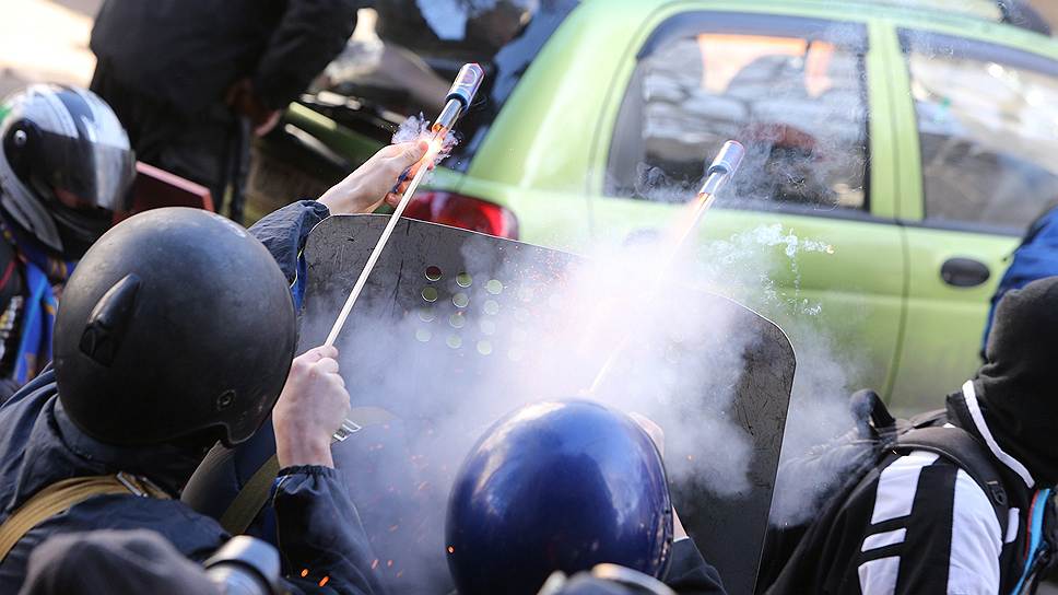 Во время противостояния на улице Институтской. Активисты Майдана запускают фейерверки в сторону милиции. 
