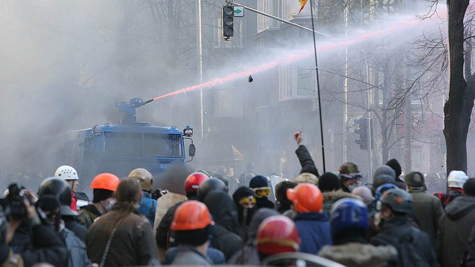 Евромайдан. Милицейский водомет поливает активистов Майдана во время противостояния на улице Институтской.
