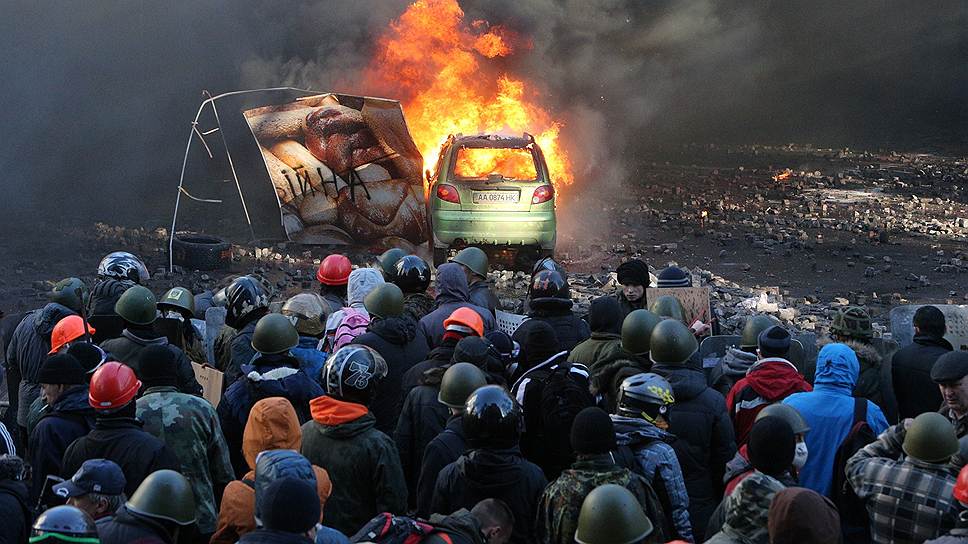 Евромайдан. Активисты Майдана толкают горящую машину в сторону милиции. Во время противостояния на улице Институтской.

