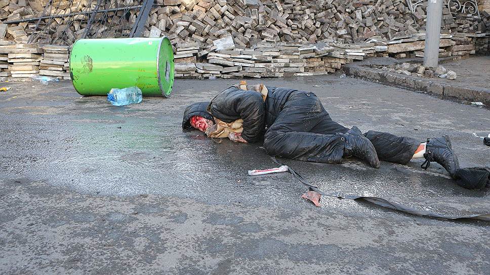 Евромайдан. Человек без признаков жизни, после разгона на улице Институтской.
