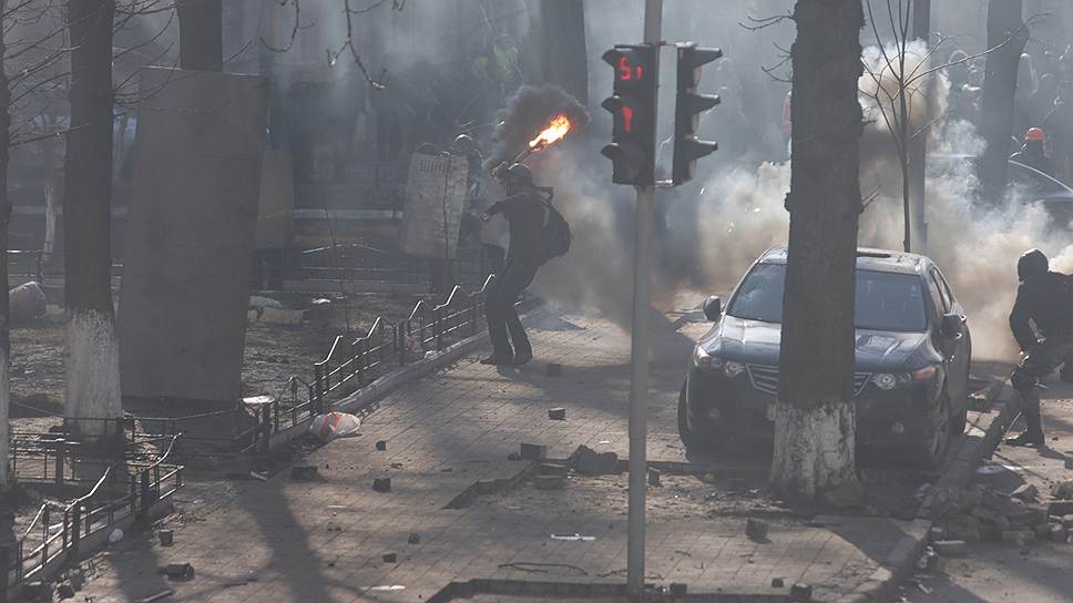 Противостояние на углу Институтской и Шелковичной. Активисты Майдана бросают коктейль Молотова в Милицию