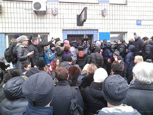 Митинг возле административного здания Киевского метрополитена в районе станции &quot;Политехнический институт&quot;, организованный киевлянами, возмущенными остановкой работы метро.