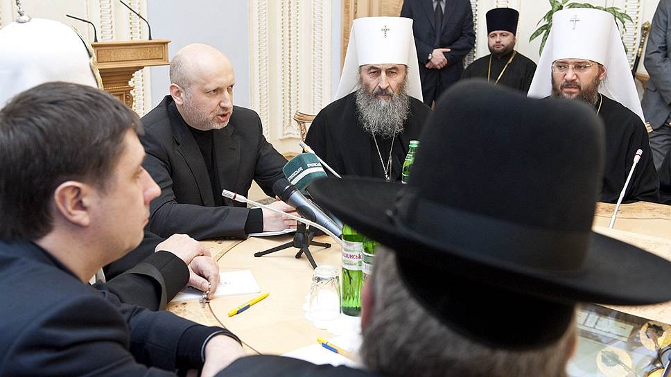 И. о. президента Александр Турчинов (второй слева) призвал духовенство плечом к плечу работать на благо Украины