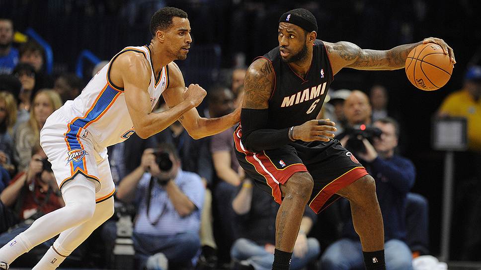 Инициатива в борьбе за лидерство в чемпионате NBA вновь оказалась в руках Леброна Джеймса (справа) и Miami Heat 