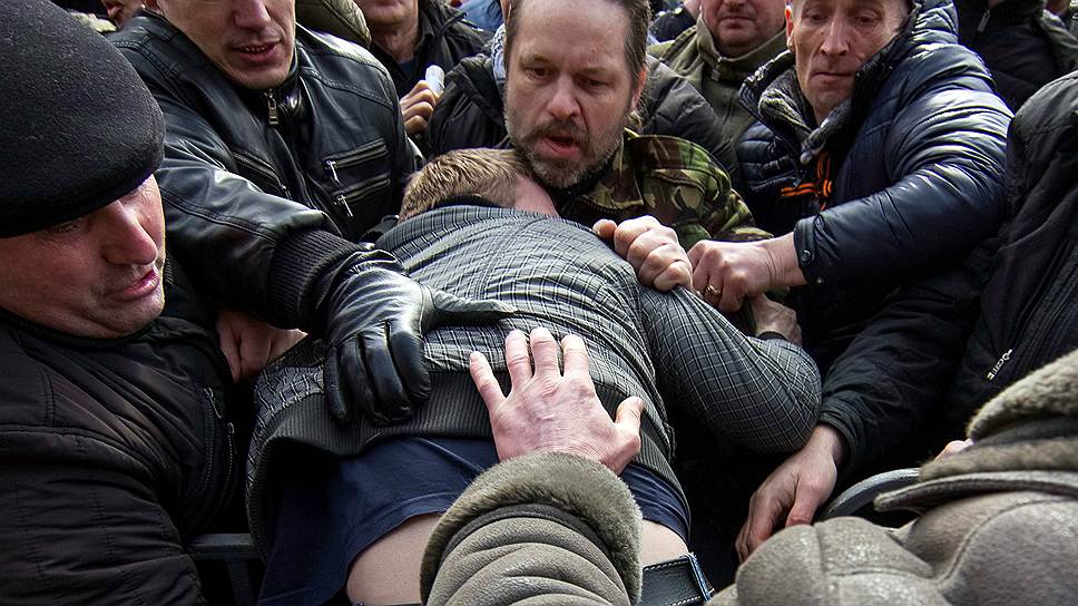 Столкновение пророссийских протестующих со сторонниками нового правительства Украины в Донецке.