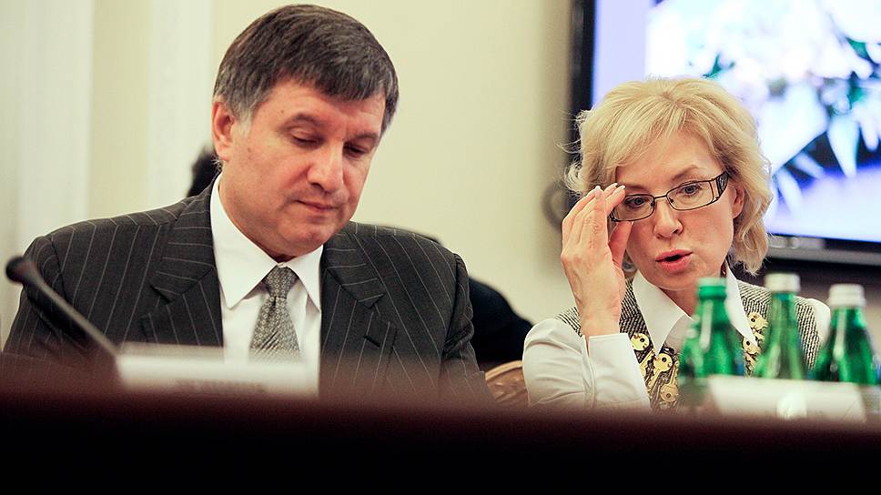 Министр внутренних дел Украины Арсен Аваков, слева, и министр социальной политики Украины Людмила Денисова.