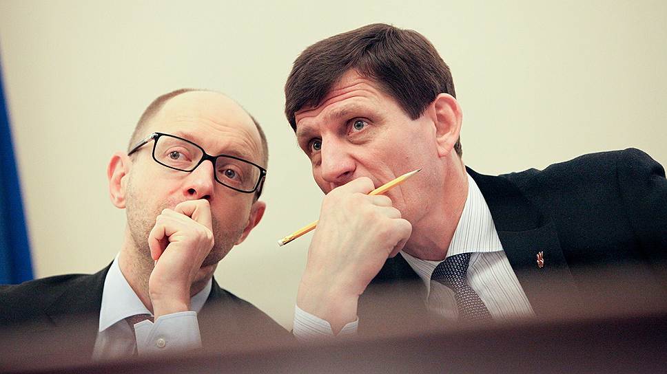Премьер Арсений Яценюк (слева) и вице-премьер Александр Сыч выслушали первые отчеты новоназначенных глав облгосадминистраций
