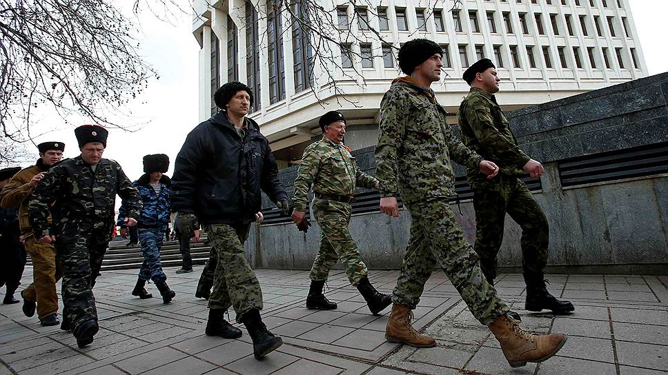 Государственная пенитенциарная служба рассказала о давлении на украинских военных и пограничников со стороны активистов местной Самообороны (&quot;казаки&quot; на фото) в условиях политической нестабильности.