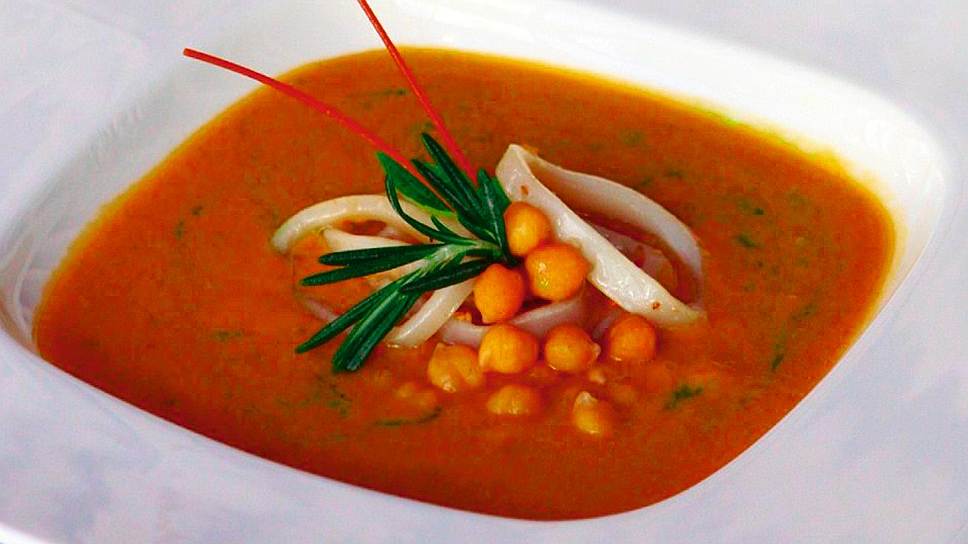 В рамках совместного с «Ъ-Weekend» кулинарного проекта в ресторане Odessa
готовят нутовый суп с кальмаром 