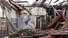 Художник рисует девушек в заброшенных домах