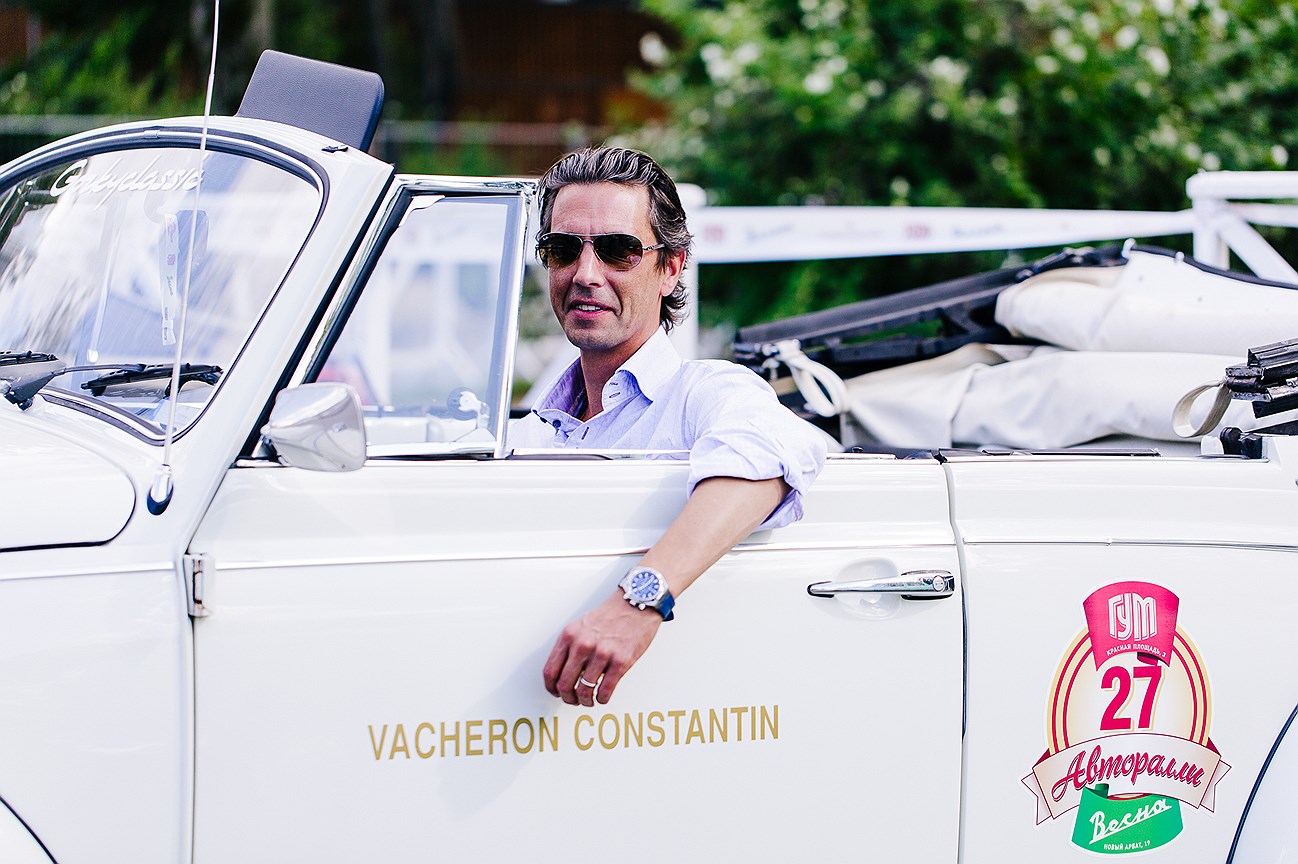 Николя Дефлер, бренд-менеджер Vacheron Constantin по России, за рулем Volkswagen Beatle 1970 года
