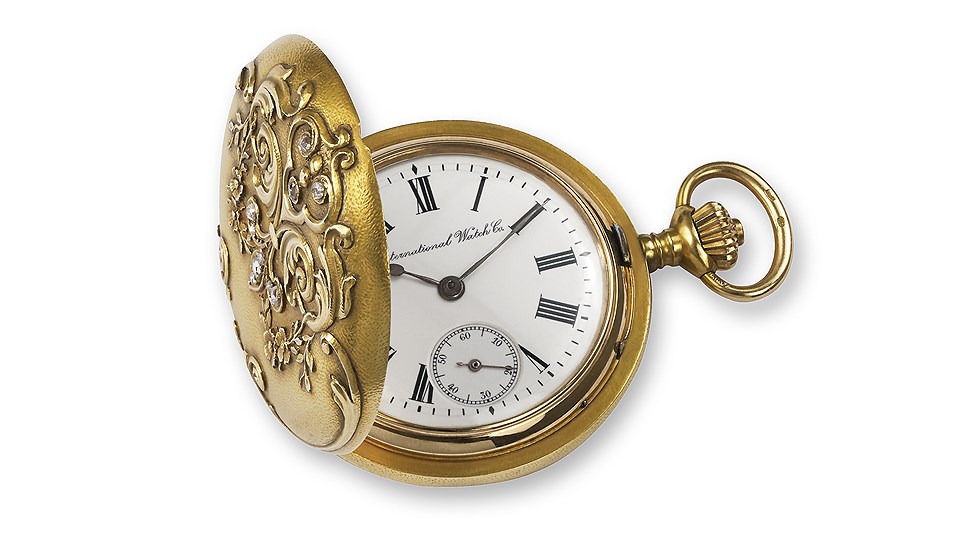 Первые женские карманные часы Savonnette из 18-каратного розового золота с прижимной крышкой, украшеной декоративным рельефным узором в стиле модерн и тремя бриллиантами, 1914 год