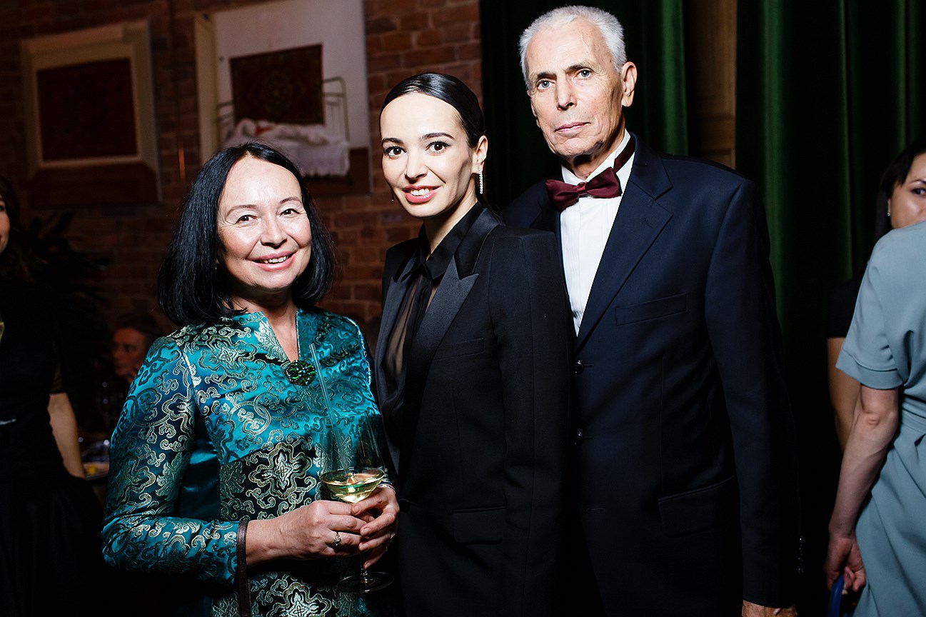 Диана Вишнева ( в центре) с родителями Гузаль и Виктором