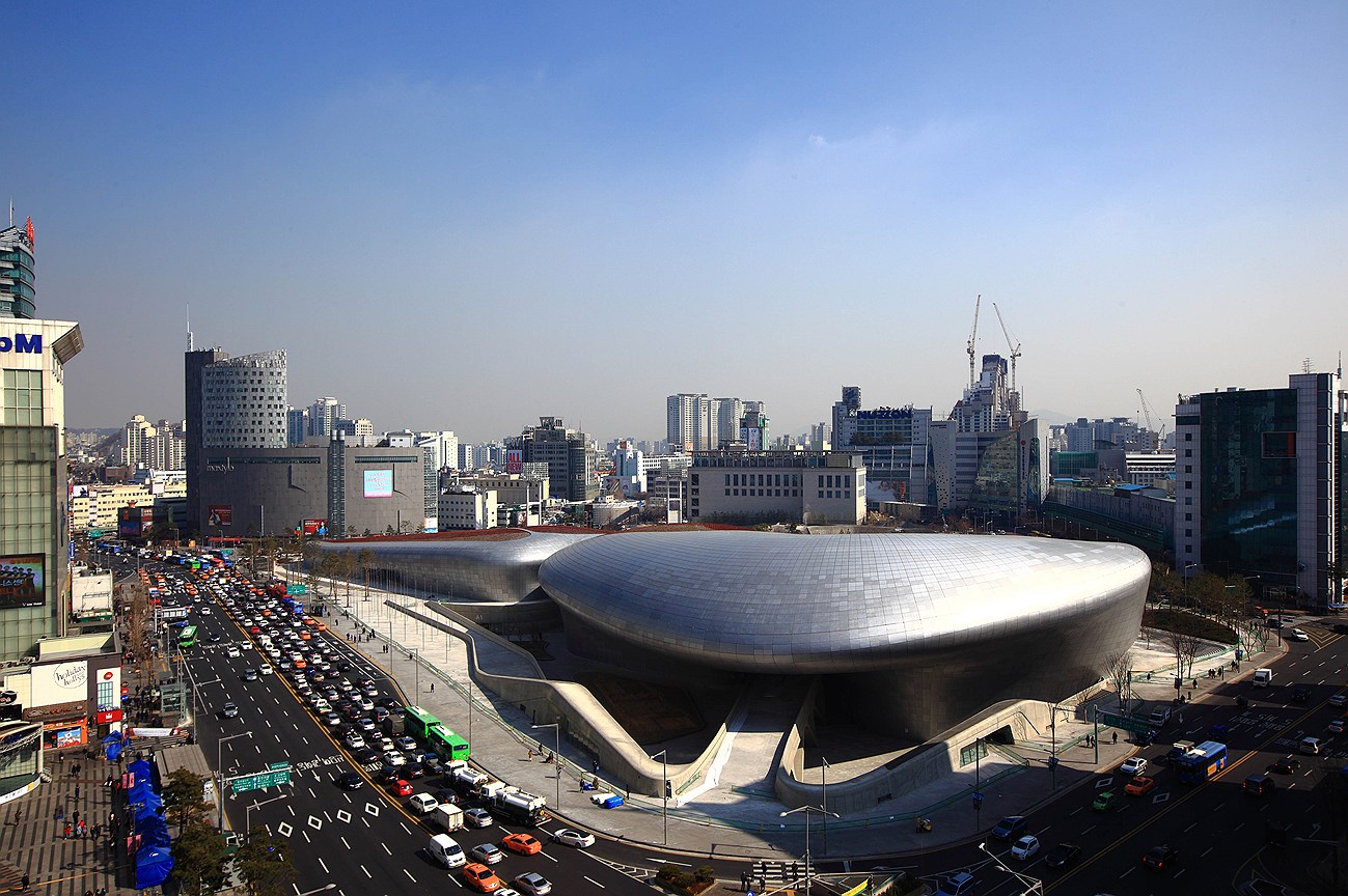 Культурный центр Dongdaemun Design Plaza (DDP) в Сеуле