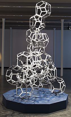 Геометрическая композиция из стали и магнитов Living Cells архитектора Пола Кадами