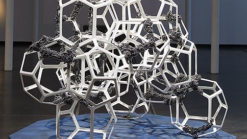 Геометрическая композиция из стали и магнитов Living Cells архитектора Пола Кадами