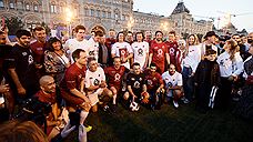 Политики и артисты России и Катара провели благотворительный футбольный матч на Красной площади