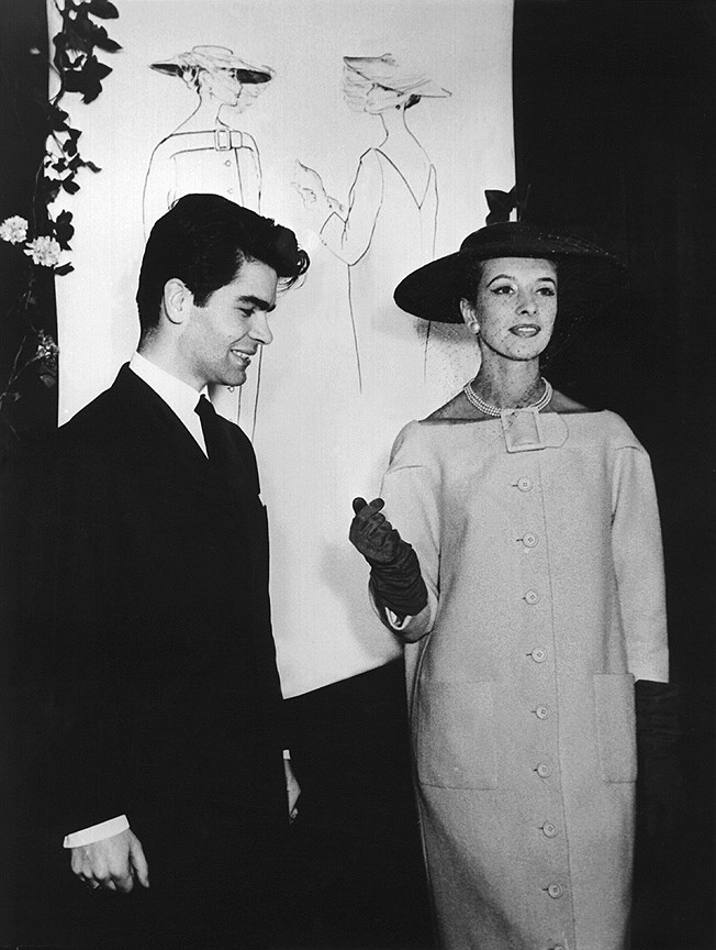 Шестнадцатилетний студент дизайна из Гамбурга Карл Лагерфельд,  с моделью, представляющей коктейльное пальто. Лагерфельд получил первую премию за дизайн пальто в конкурсе Международного секретариата шерсти, 1954 год