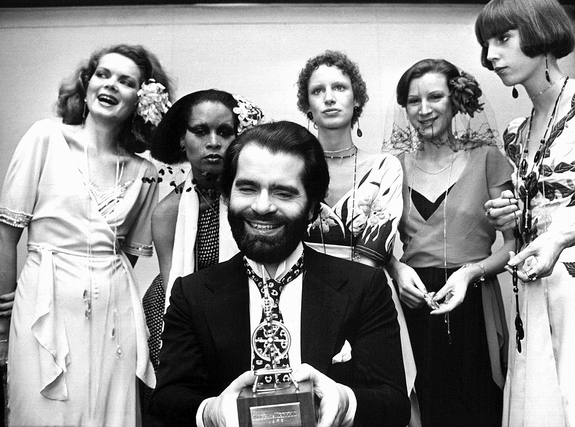 Немецкий дизайнер Карл Лагерфельд позирует с моделями, 1973 год